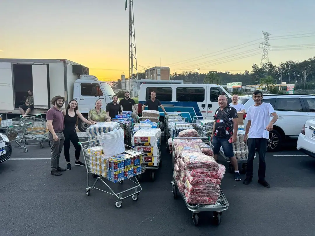 Grupo de voluntários de André Beretta durante uma ida ao supemercado