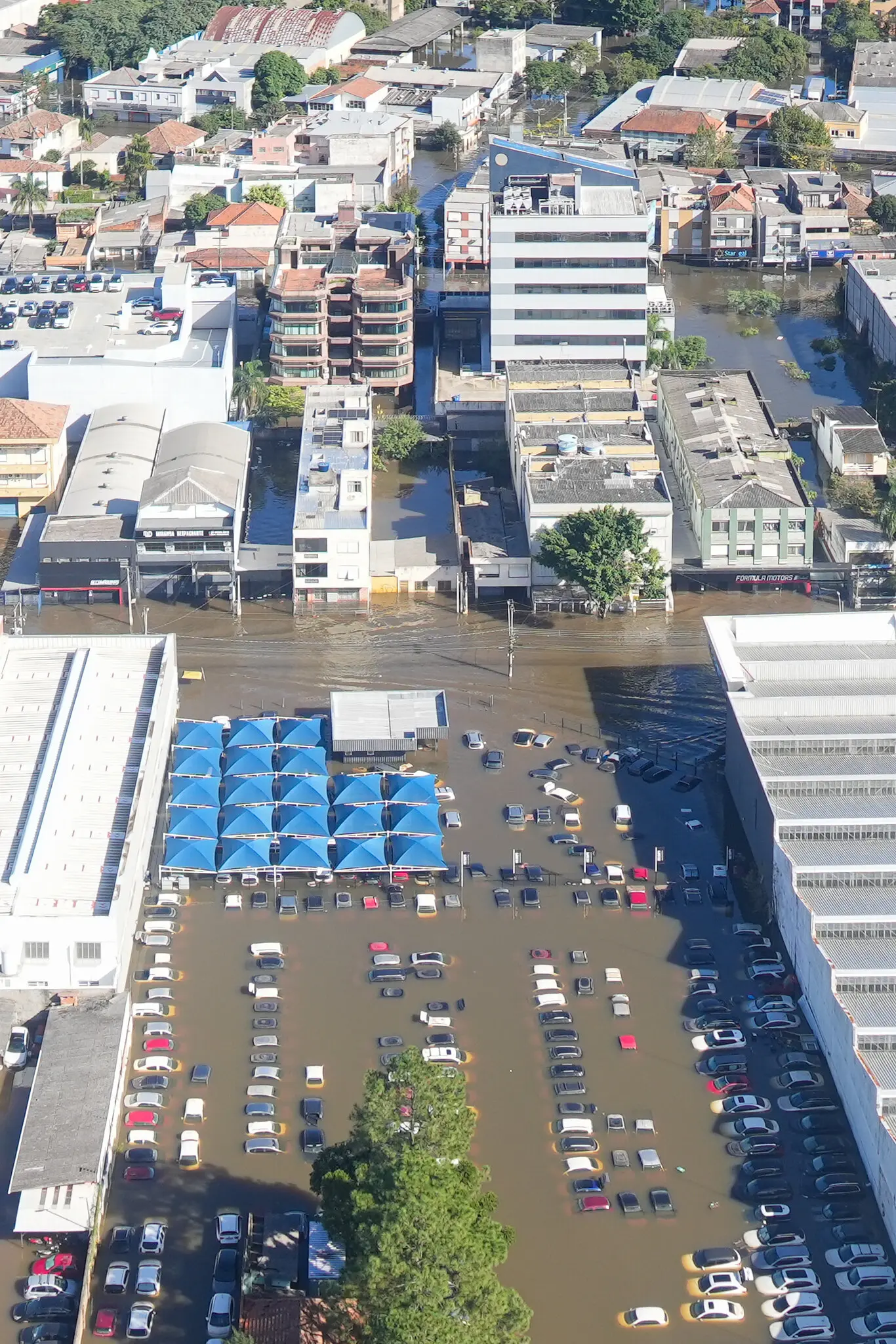 Imagem aérea mostra estacionamento alagado em Porto Alegre