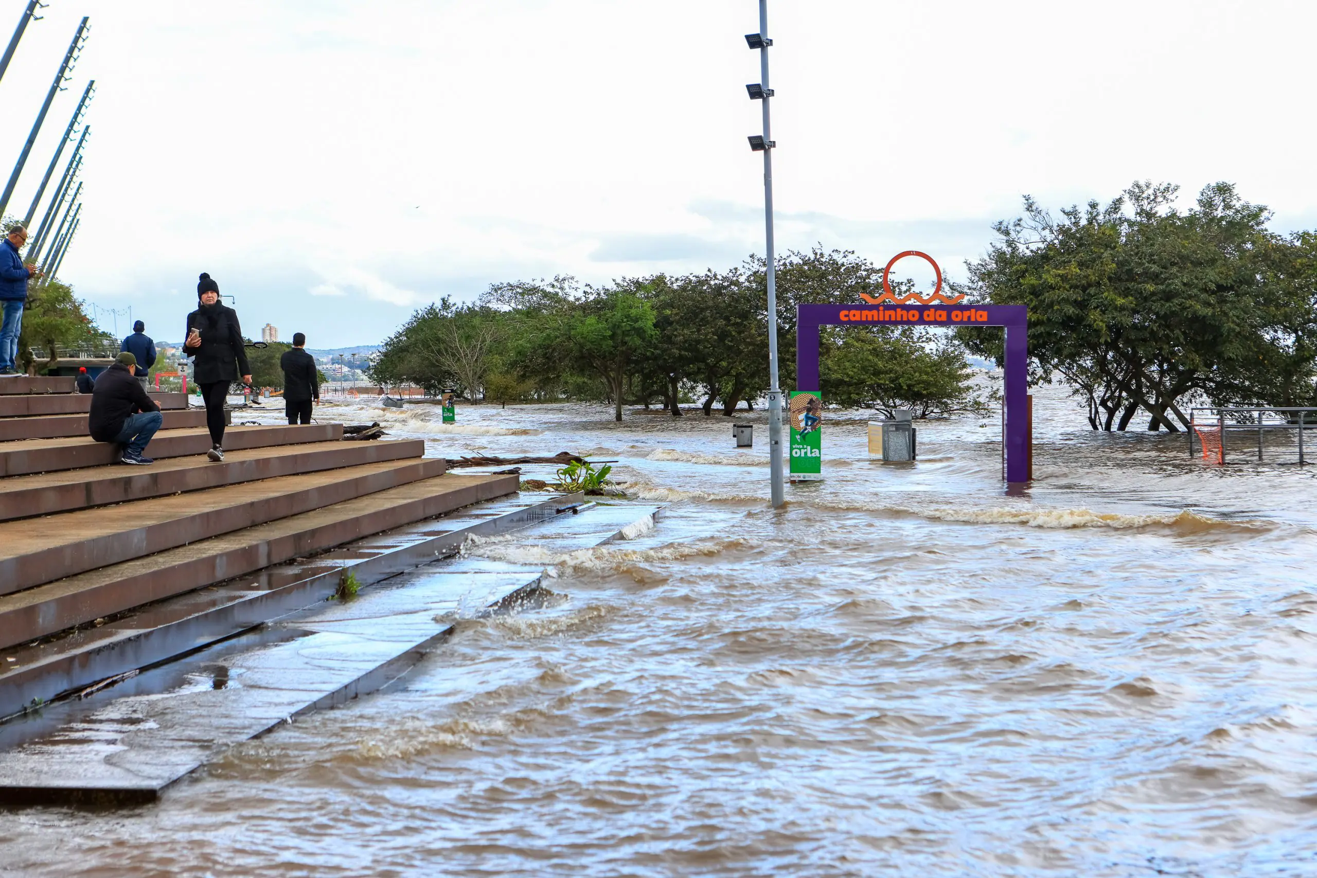 Chuvas elevam o nível das águas do Guaíba