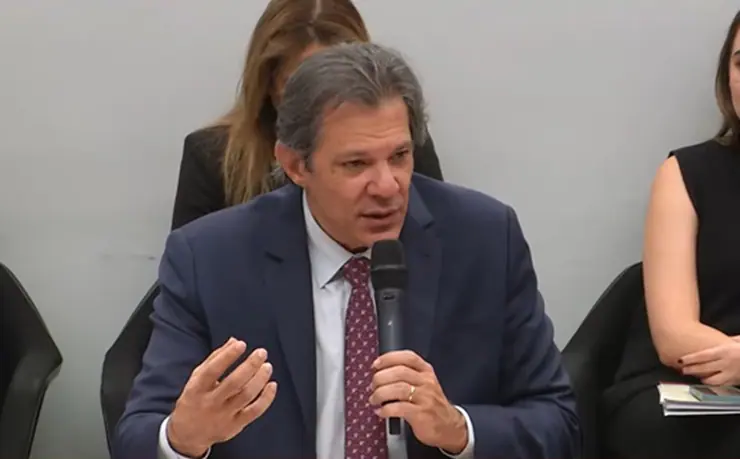 Imagem mostra o ministro Fernando Haddad gesticulando enquanto fala em audiência na Câmara dos Deputados