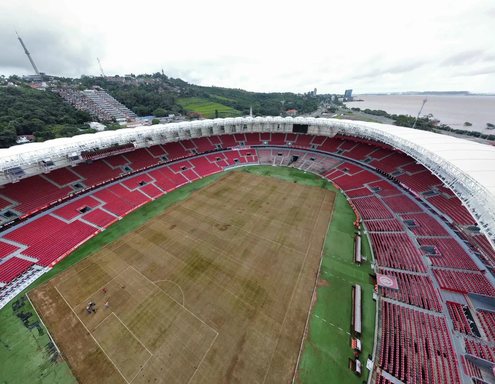 Imagem aérea mostra o Estádio Beira-Rio depois de alagamento
