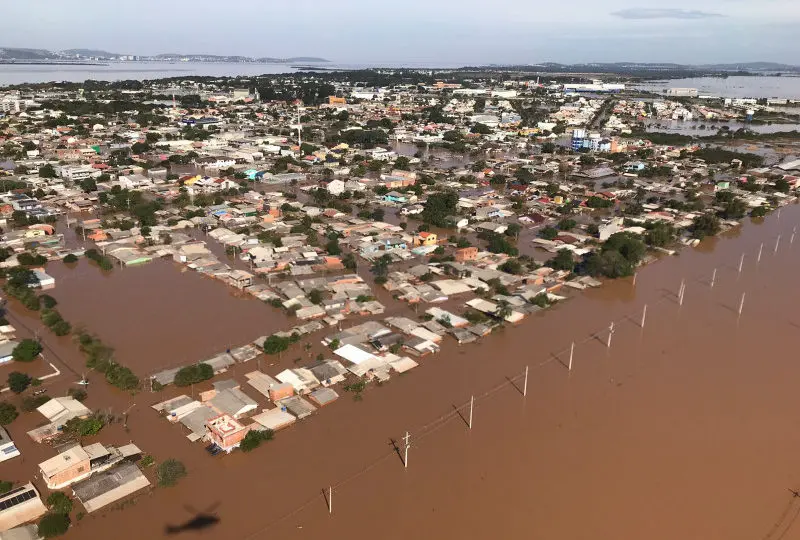 Imagem aérea mostra Lagoa dos Patos transbordada