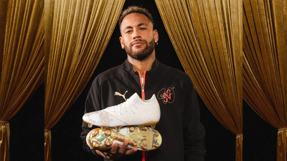 Foto do jogador Neymar Jr. com chuteiras de ouro