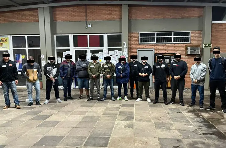 Lutadores que ajudam na segurança de abrigo reunidos