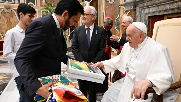 Ricardo Nunes entrega presentes para o papa Francisco