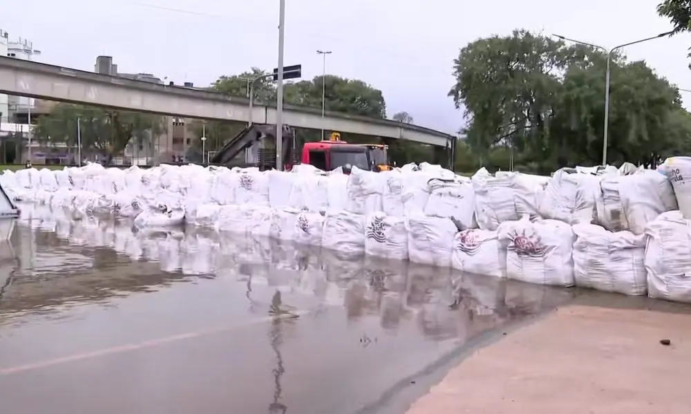 Imagem das barricadas no Rio Guaíba para conter o avanço da água | Foto: Reprodução/TV Globo