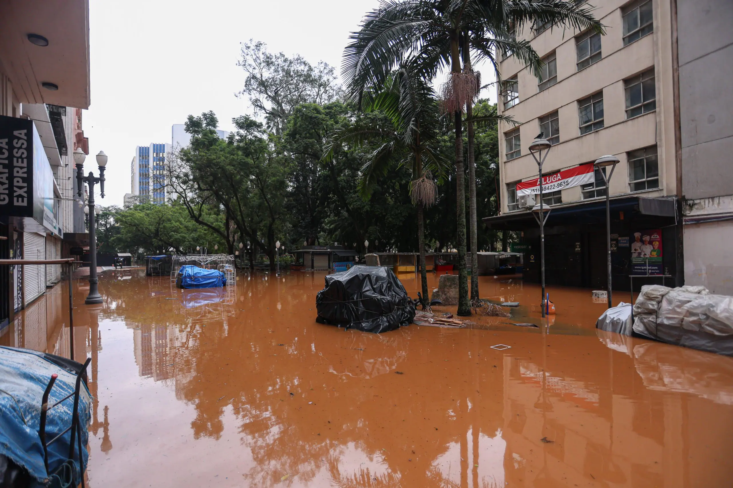 As águas do Guaíba tomam conta do Centro na cidade de Porto Alegre no sábado — 4/5/2024 | Foto: Maxi Franzoi/Estadão Conteúdo