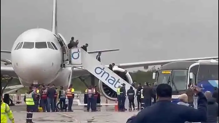 Passageiros do primeiro voo comercial da Latam à Base Aérea de Canoas desembarcaram na manhã desta segunda-feira, 27 | Foto: Reprodução/Twitter/X/@aero_in
