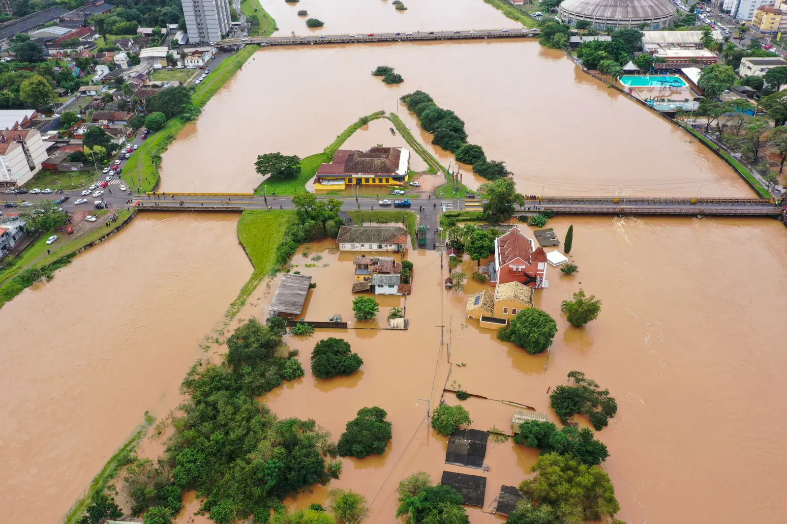 A Defesa Civil do Estado do Rio Grande do Sul afirma que estas iniciativas são parte de um esforço mais abrangente para prover assistência rápida às populações impactadas pelas inundações