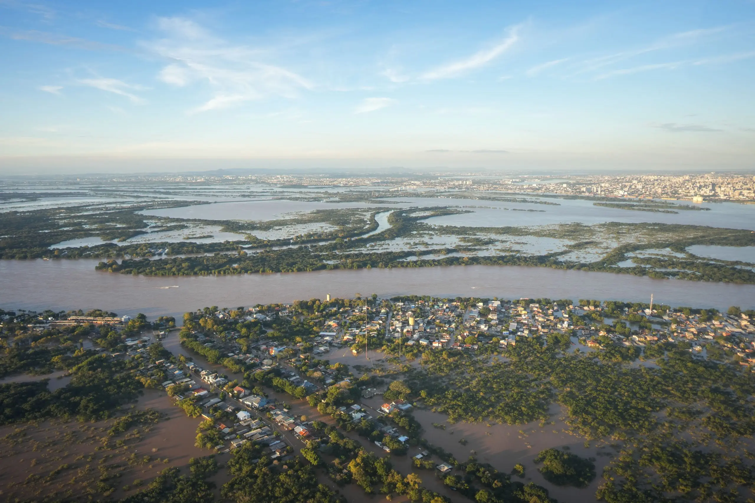 imagem mostra vista aérea de alagamento em Porto Alegre, capital do Rio Grande do Sul