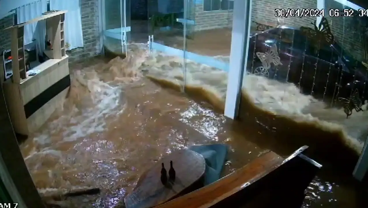 Câmeras de segurança mostram o avanço da água no hotel no Rio Grande do Sul | Foto: Reprodução/Redes sociais