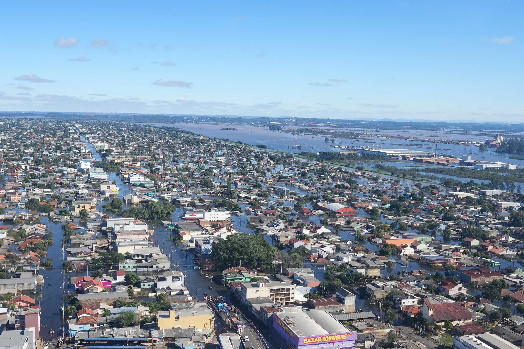 Imagem aérea mostra ruas de Porto Alegre alagadas