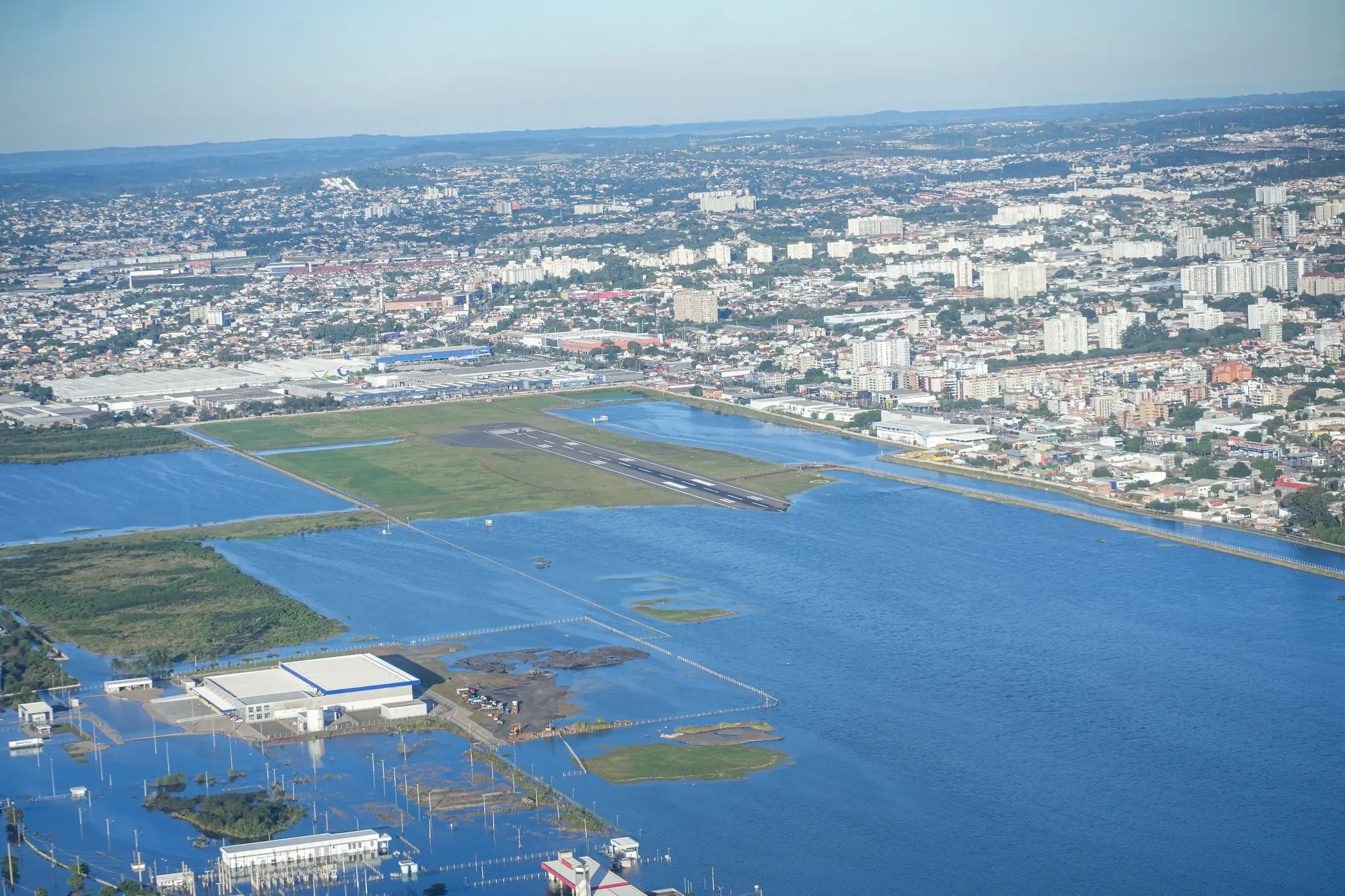 Aeroporto Salgado Filho fica alagado em Porto Alegre