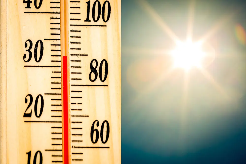 No Brasil, inverno começa com calor; na imagem, termômetro com temperatura elevada, com raios de sol ao fundo