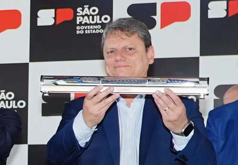 Governador Tarcísio de Freitas durante a assinatura do Contrato de Concessão do TIC Eixo Norte e Linha-7 Rubi e Lançamento do Programa "São Paulo nos Trilhos"