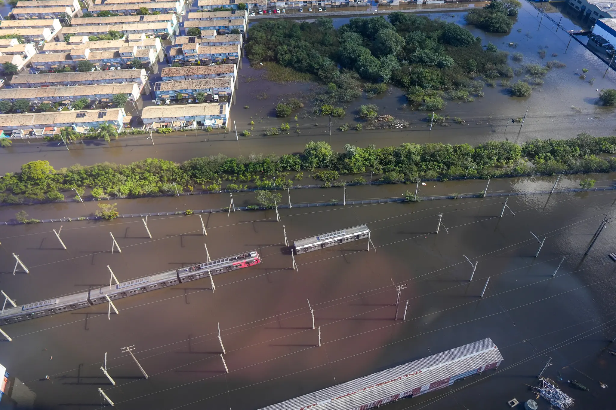 Imagem aérea mostra trem alagado em Porto Alegre