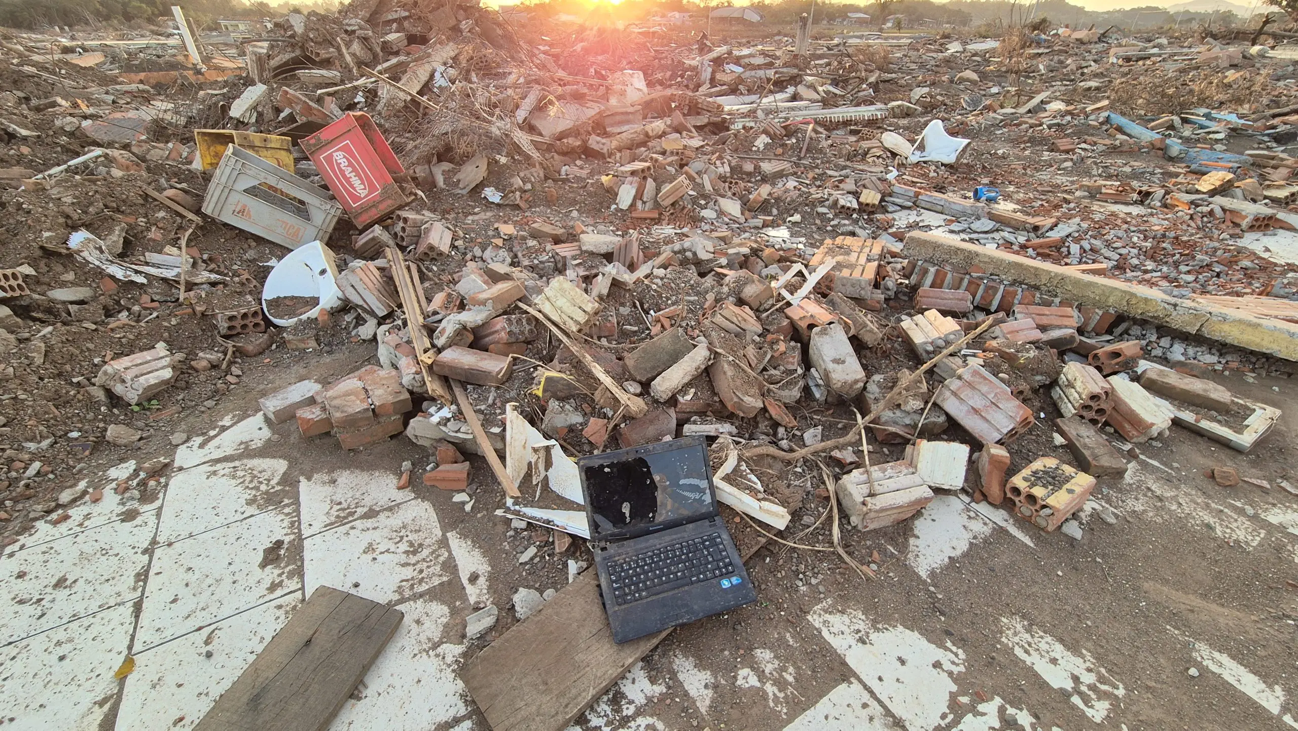Notebook em meio aos destroços de uma casa, em Cruzeiro do Sul, no Vale do Taquari (RS) | Foto: Tauany Cattan/Revista Oeste
