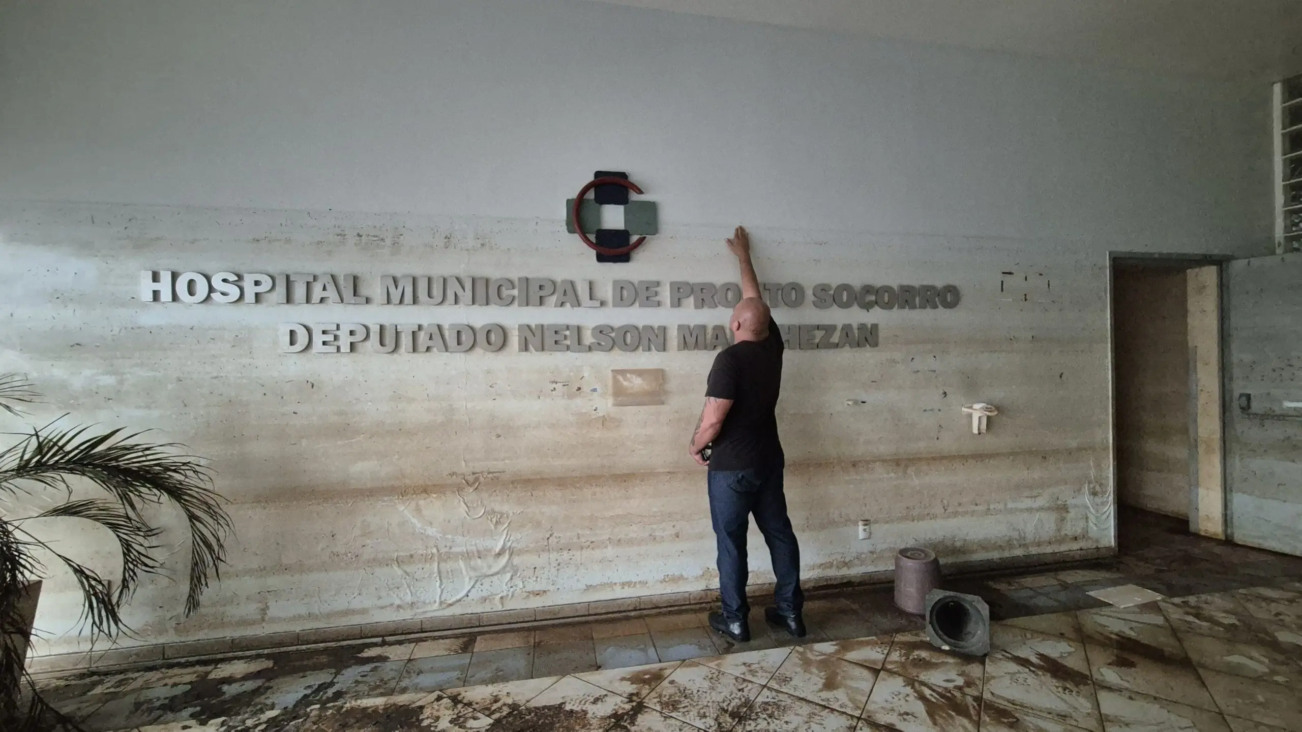 A altura da água chegou a 2 metros no Hospital Municipal de Pronto Socorro, em Canoas. O segurança da foto mede 1,70 metro | Foto: Tauany Cattan/Revista Oeste