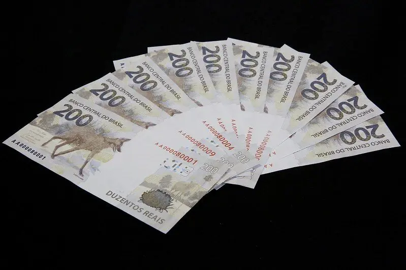 Cédulas de 200 reais, em fundo preto Cédulas de 200 reais, em fundo preto, para ilustrar desvalorização do real, em relação ao dólar dos EUA
