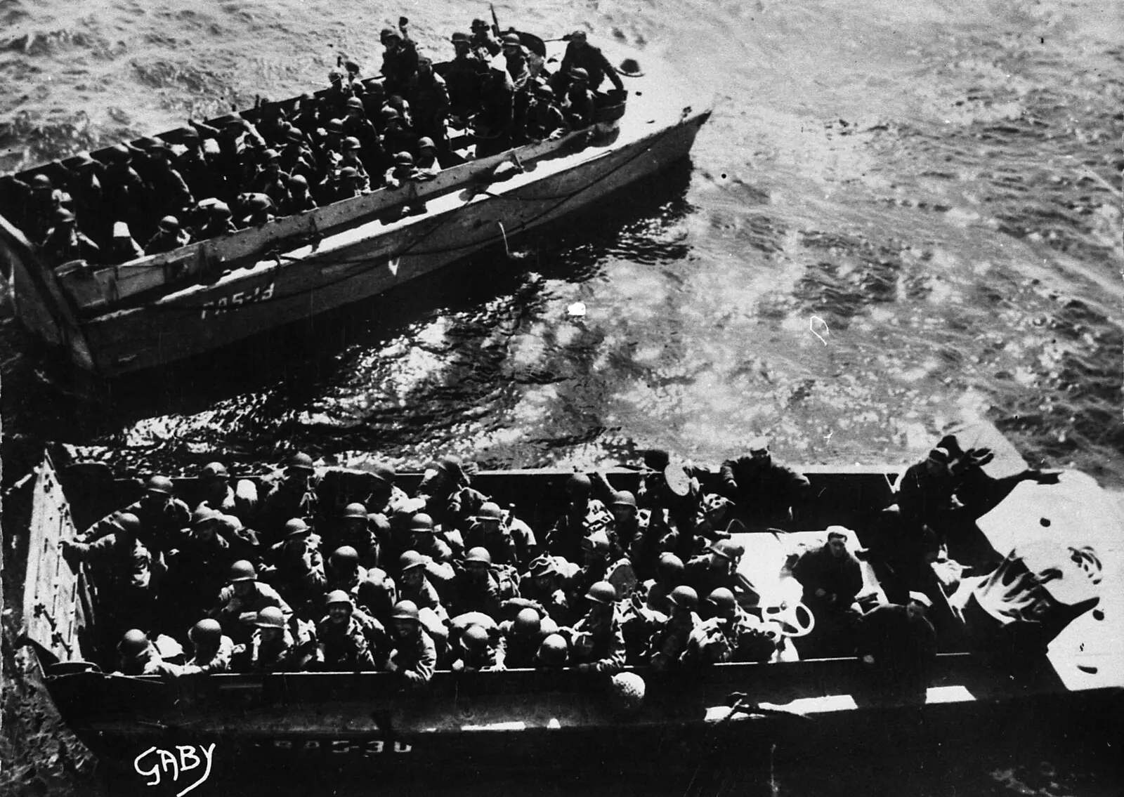 Foto em preto e branco mostra exército aliado (Rússia, Estados Unidos, Reino Unido, França) desembarcando na região da Normandia, no Dia D, da Segunda Guerra Mundial