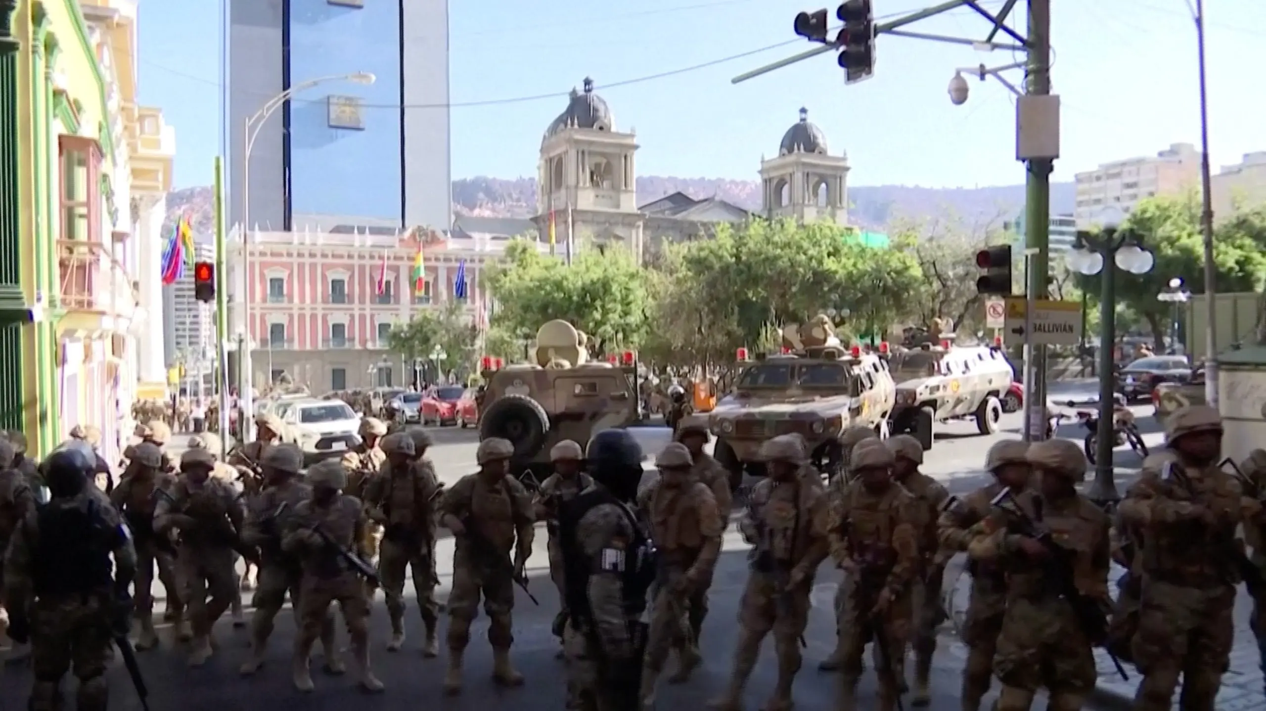 Militares deixaram a Praça Murillo horas depois da tentativa de golpe | Foto: Claudia Morales/Reuters