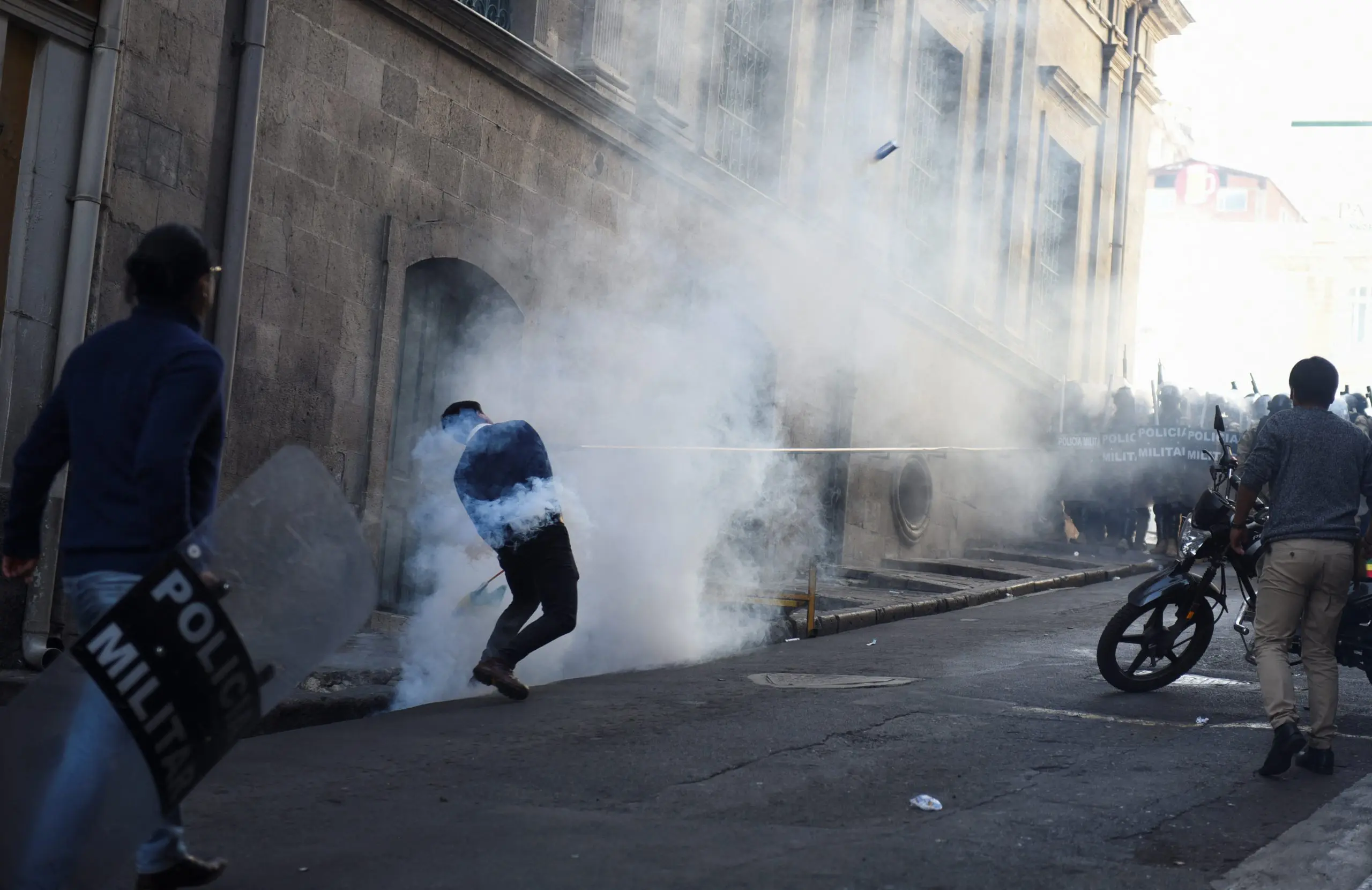 Militares deixaram a Praça Murillo horas depois da tentativa de golpe | Foto: Claudia Morales/Reuters