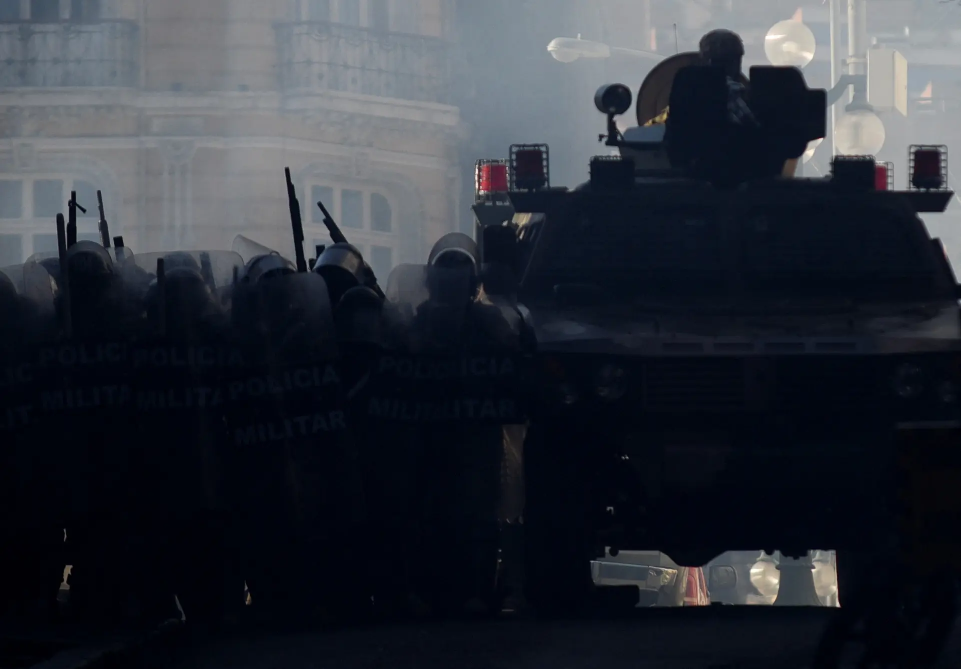 Militares deixaram a Praça Murillo horas depois da tentativa de golpe | Foto: Claudia Morales/Reuters