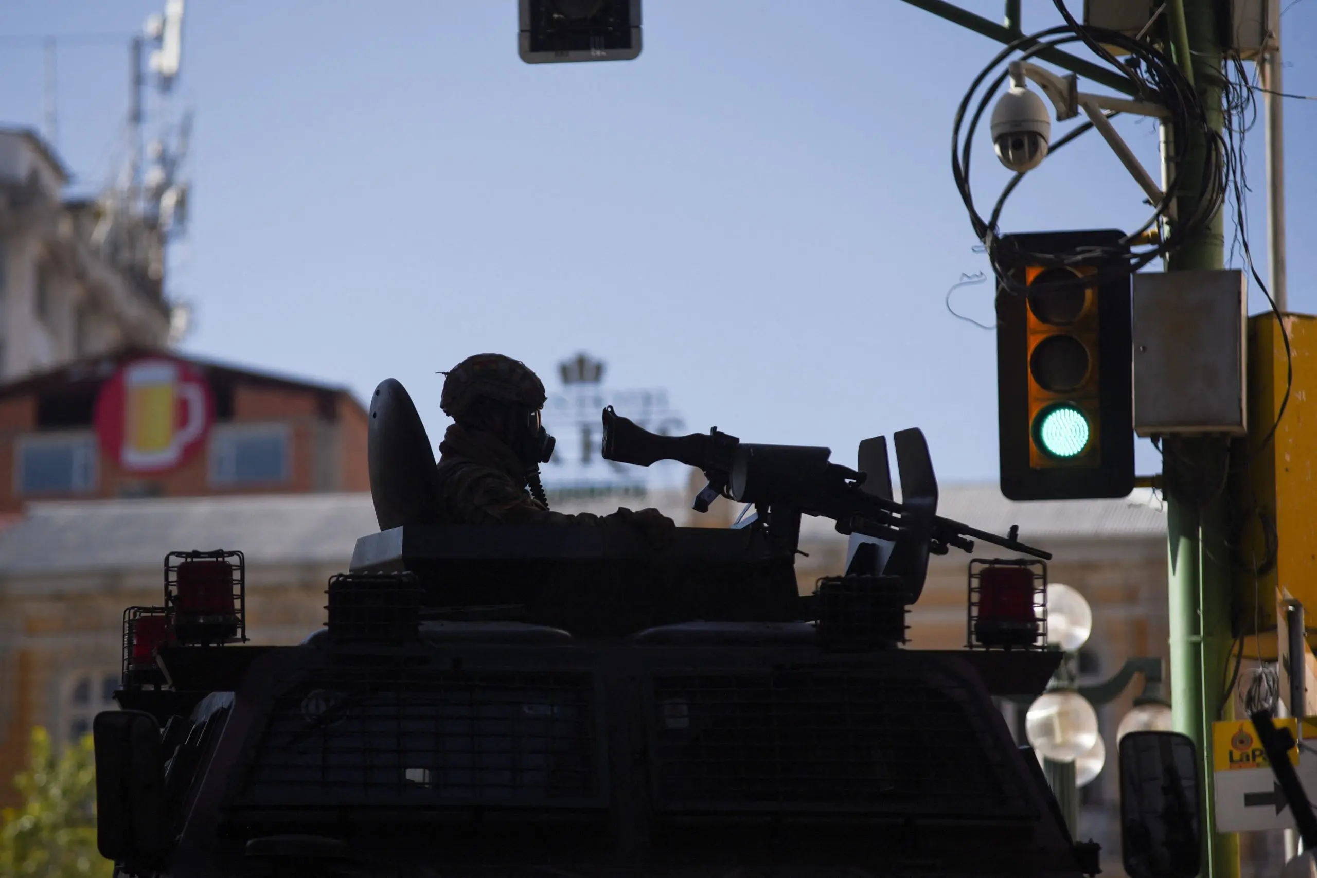 Militares deixaram a Praça Murillo horas depois da tentativa de golpe | Foto: Claudia Morales/Reuters