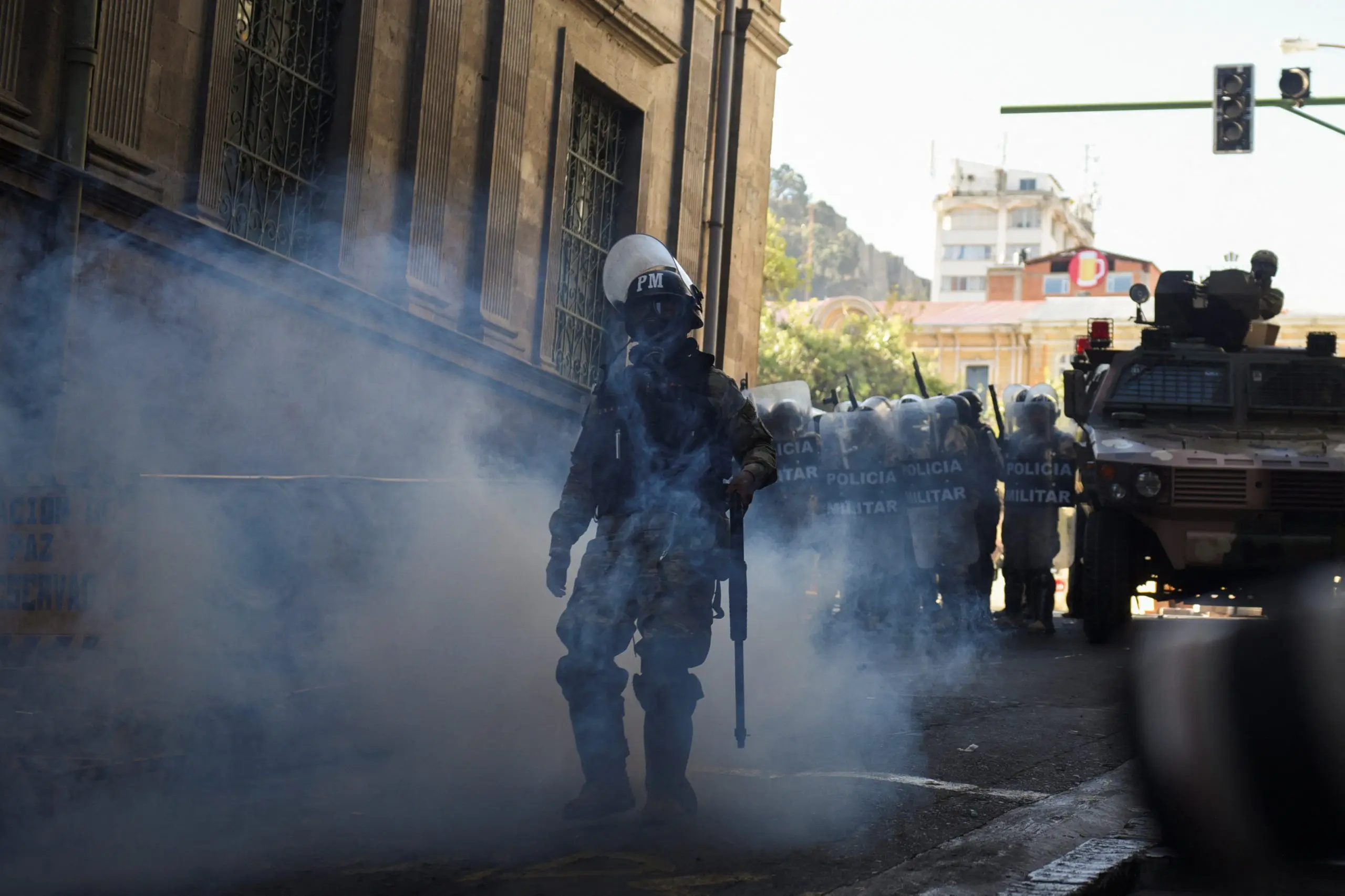 Um membro da Polícia Militar caminha nas proximidades da sede do Poder Executivo, em La Paz - 26/6/2024 | Foto: Claudia Morales/Reuters