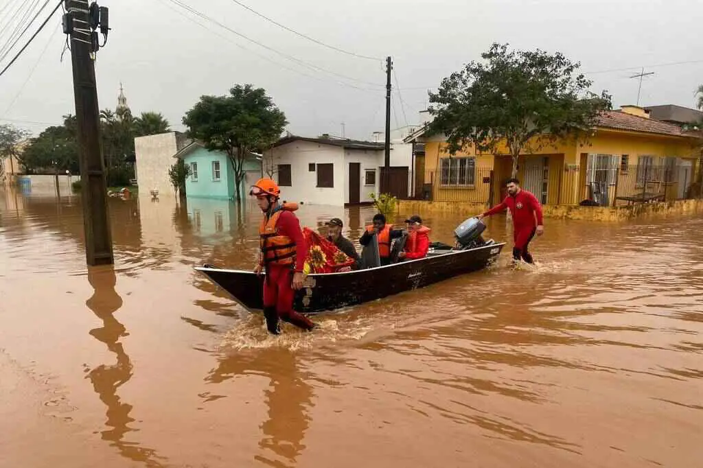 Cerca de 1.200 casas foram destelhadas por conta das chuvas no RS