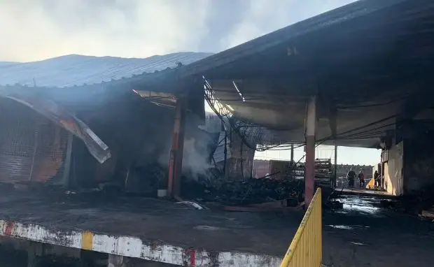 Imagens do incêndio no Ceasa de Curitiba