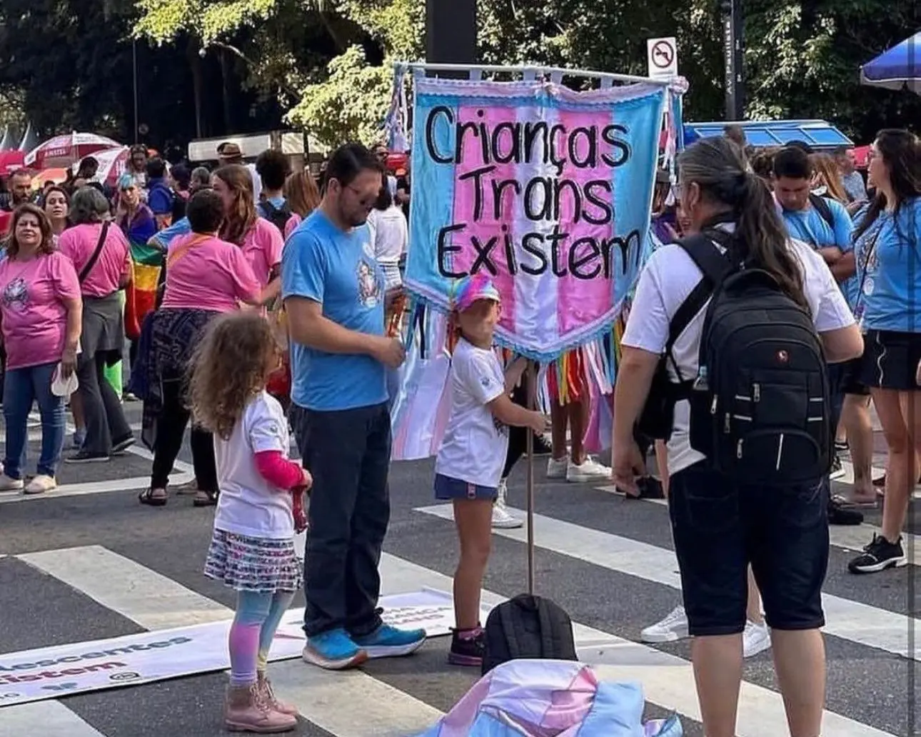 O bloco carregava cartazes com o dizeres: ‘crianças trans existem’