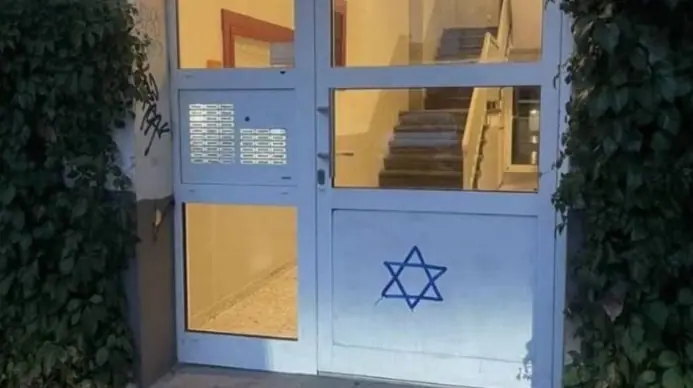 Pessoas desenharam estrelas de Davi nas paredes de edifícios pertencentes aos judeus