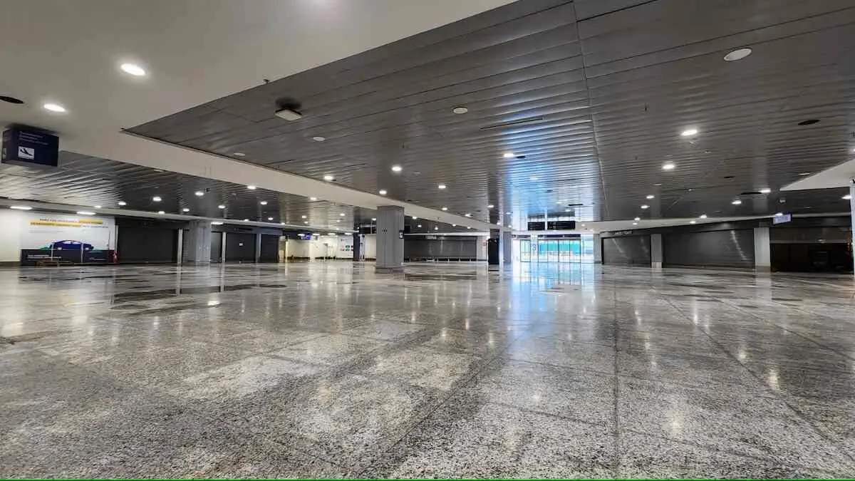 Área interna do Aeroporto Internacional Salgado Filho, em Porto Alegre-RS, depois de passar por limpeza