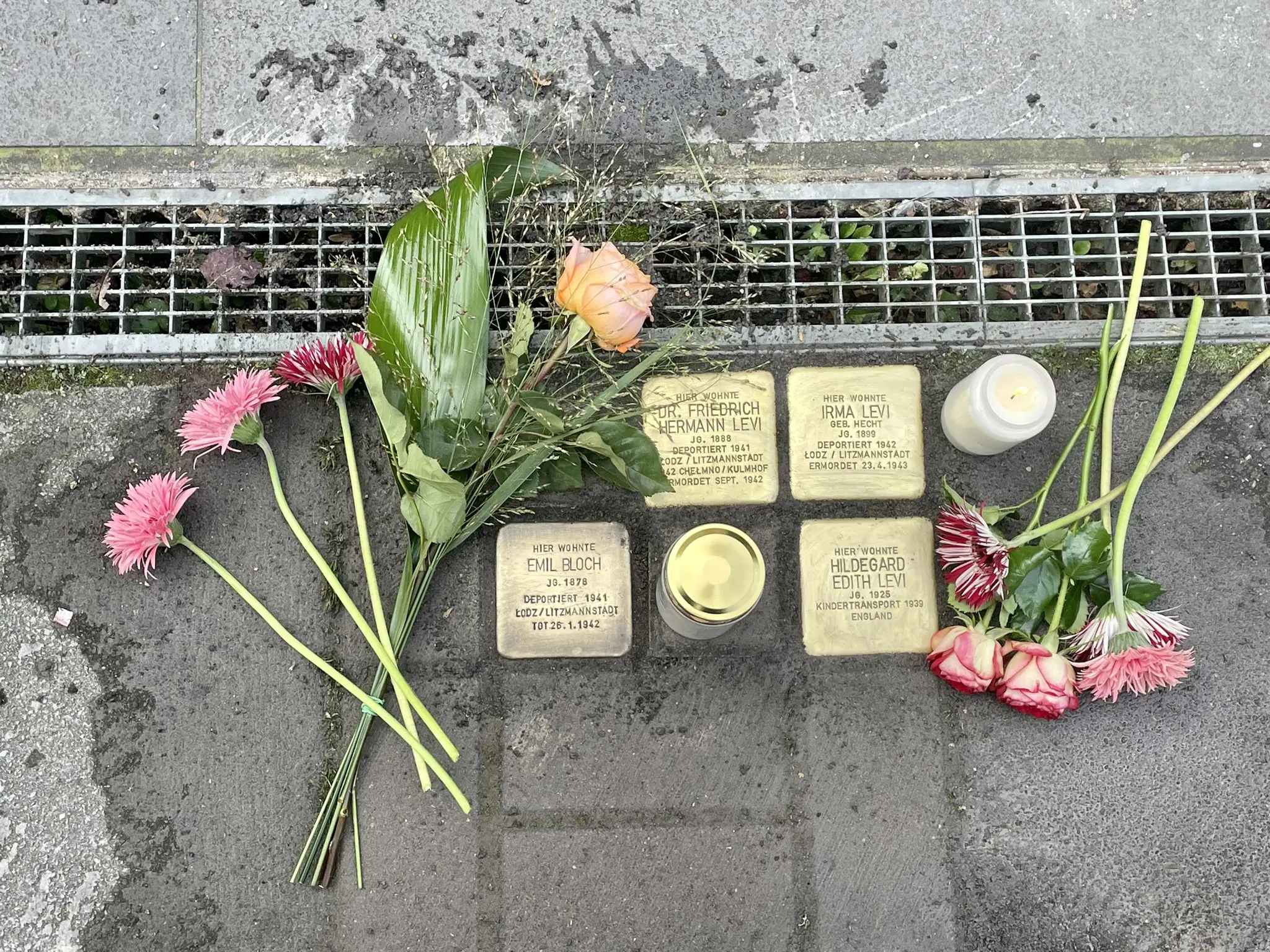 O objetivo da homenagem e relembrar os nomes das vítimas do nazismo