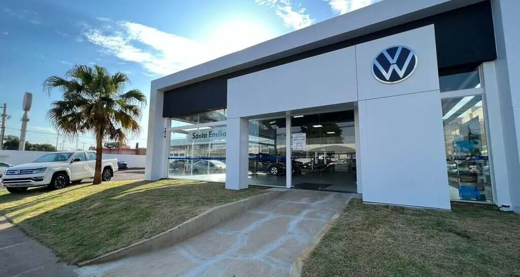 Faixada de loja no Brasil de veículos da Volkswagen, grande montadora de carros