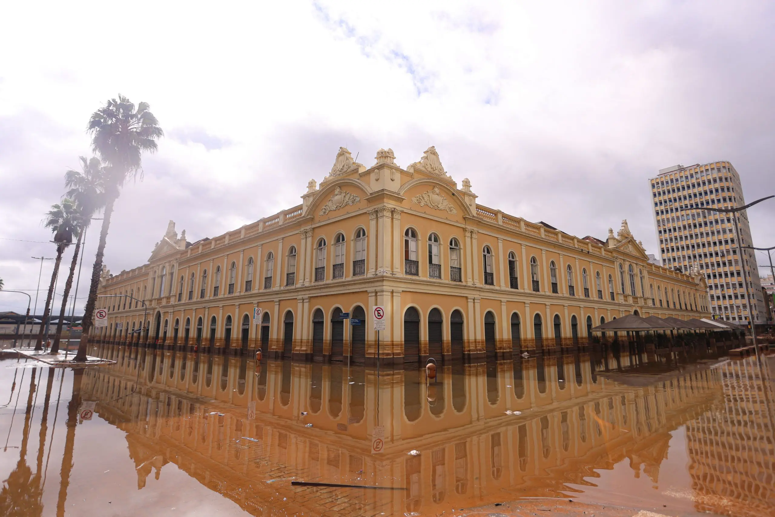 Mercado Municipal de Porto Alegre fica rodeado por água durante enchente