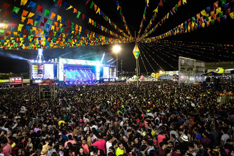 Prefeitos sobem nos palcos nas festas pelo Brasil