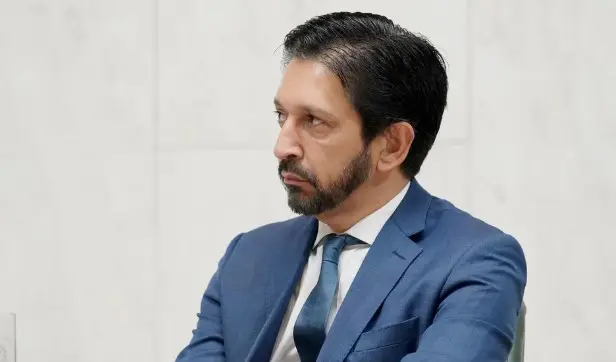 Ricardo Nunes veste terno cinza, camisa branca e gravata cinza