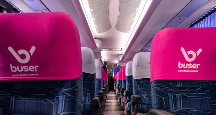 Vista interna de um dos ônibus da Buser