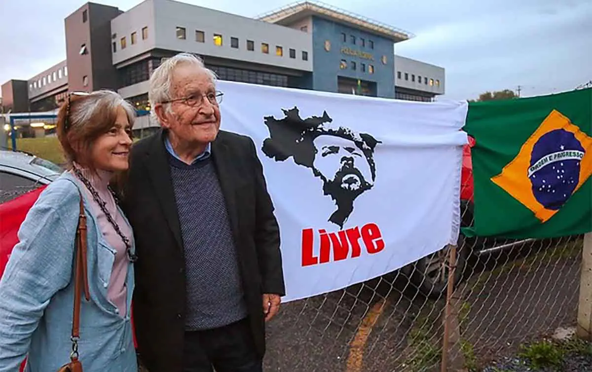 Chomsky e a mulher Valéria durante visita a Lula na sede da Polícia Federal | Foto: Reprodução/RBA