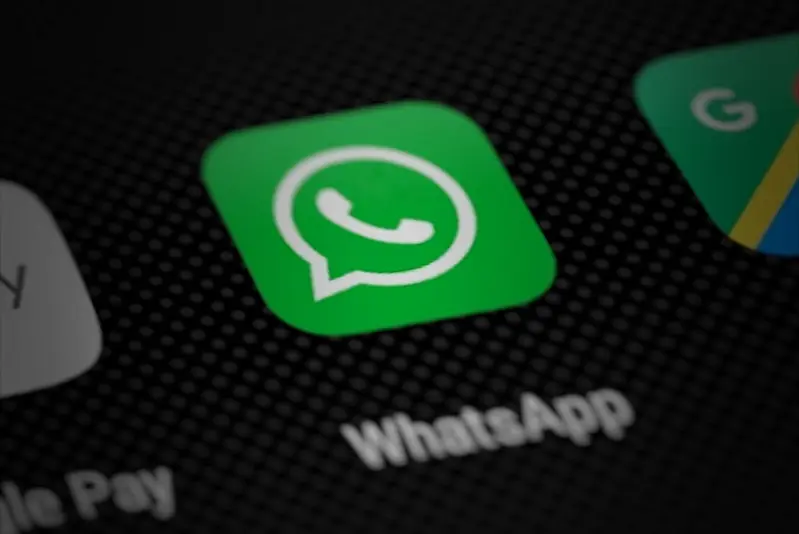 Tela de celular com o app do WhatsApp