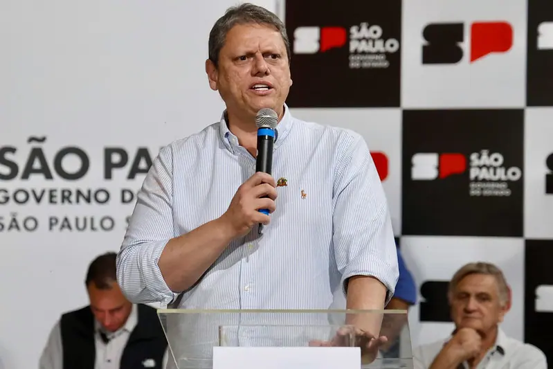 O governador de São Paulo, Tarcísio de Freitas, anuncia revogação de contrato com CCR