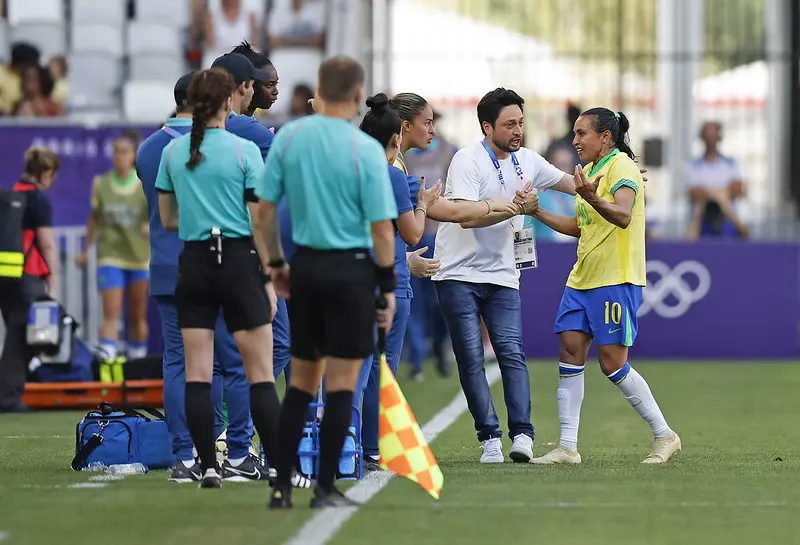Futebol feminino: Brasil perde para a Espanha, mas avança às quartas da Olimpíada