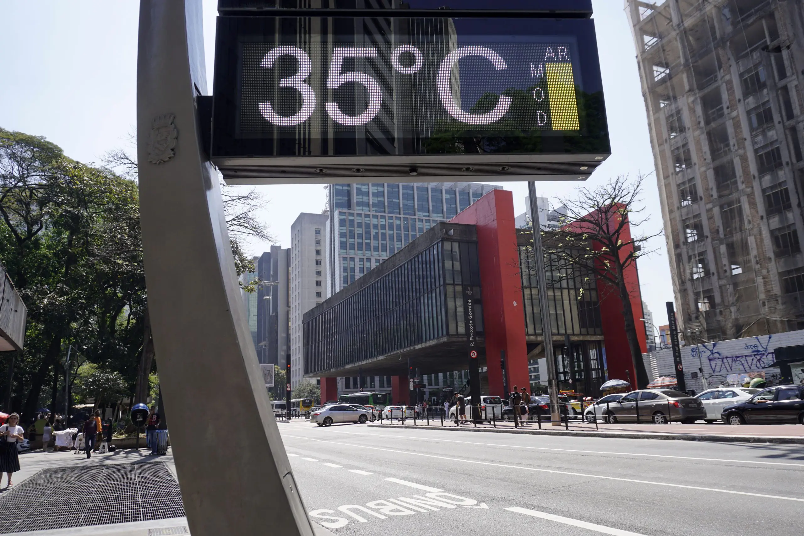 Calor na Avenida Paulista, em São Paulo