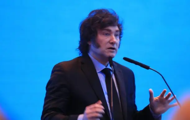 Presidente Javier Milei usa terno preto, camisa clara e gravata preta