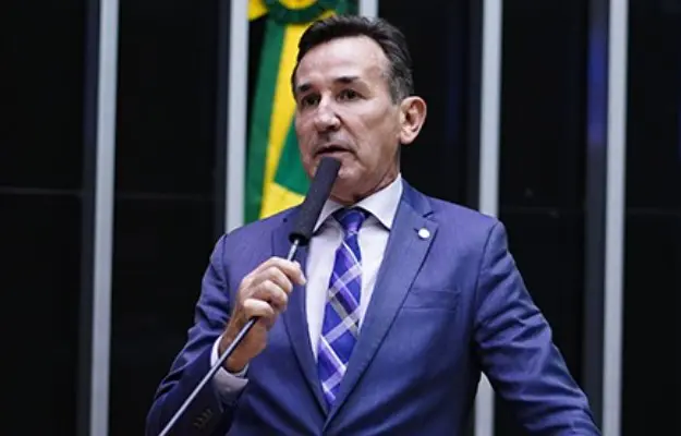 Jorge Goetten veste terno azul enquanto discursa em Brasília