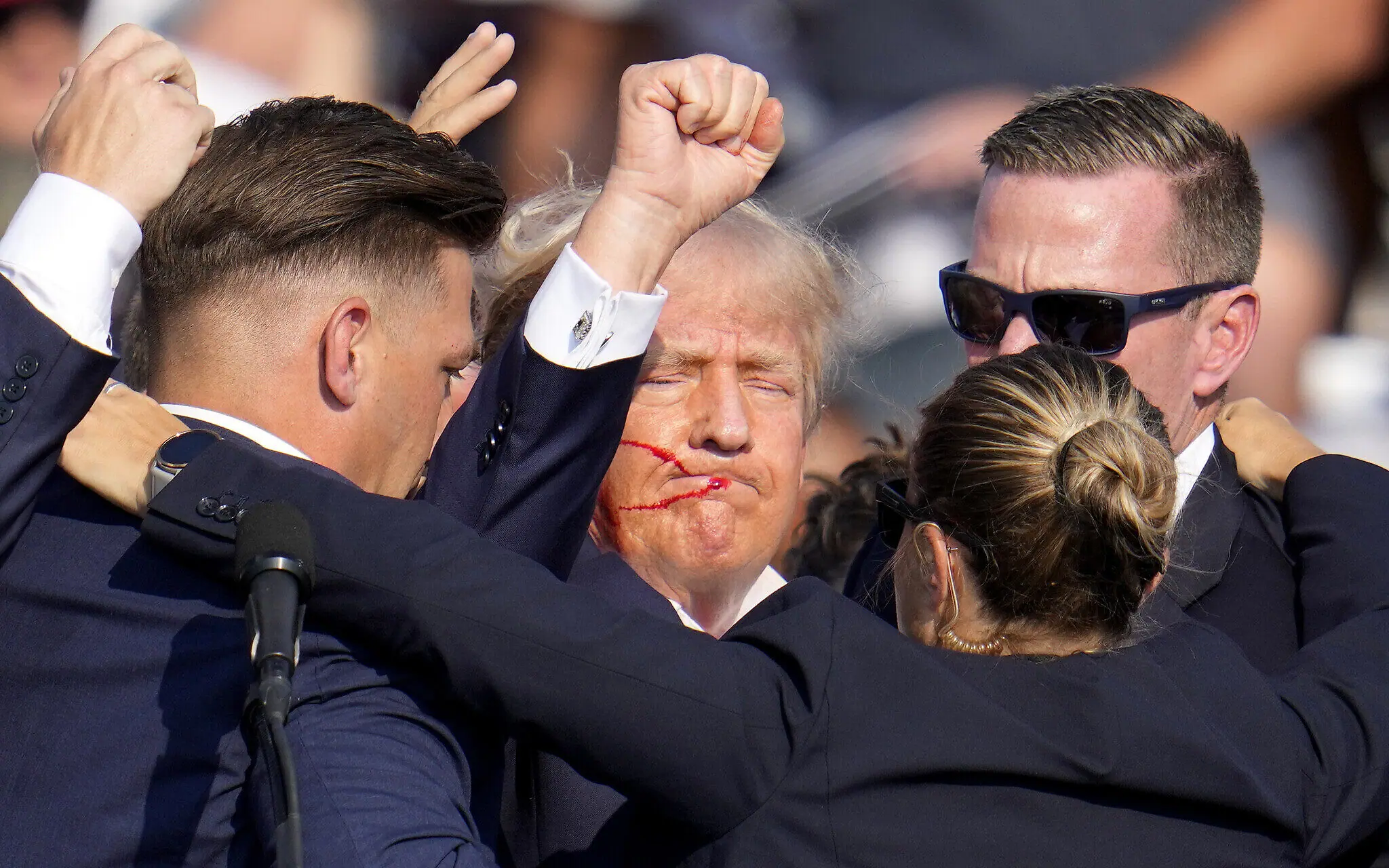 Donald Trump logo após o atentado