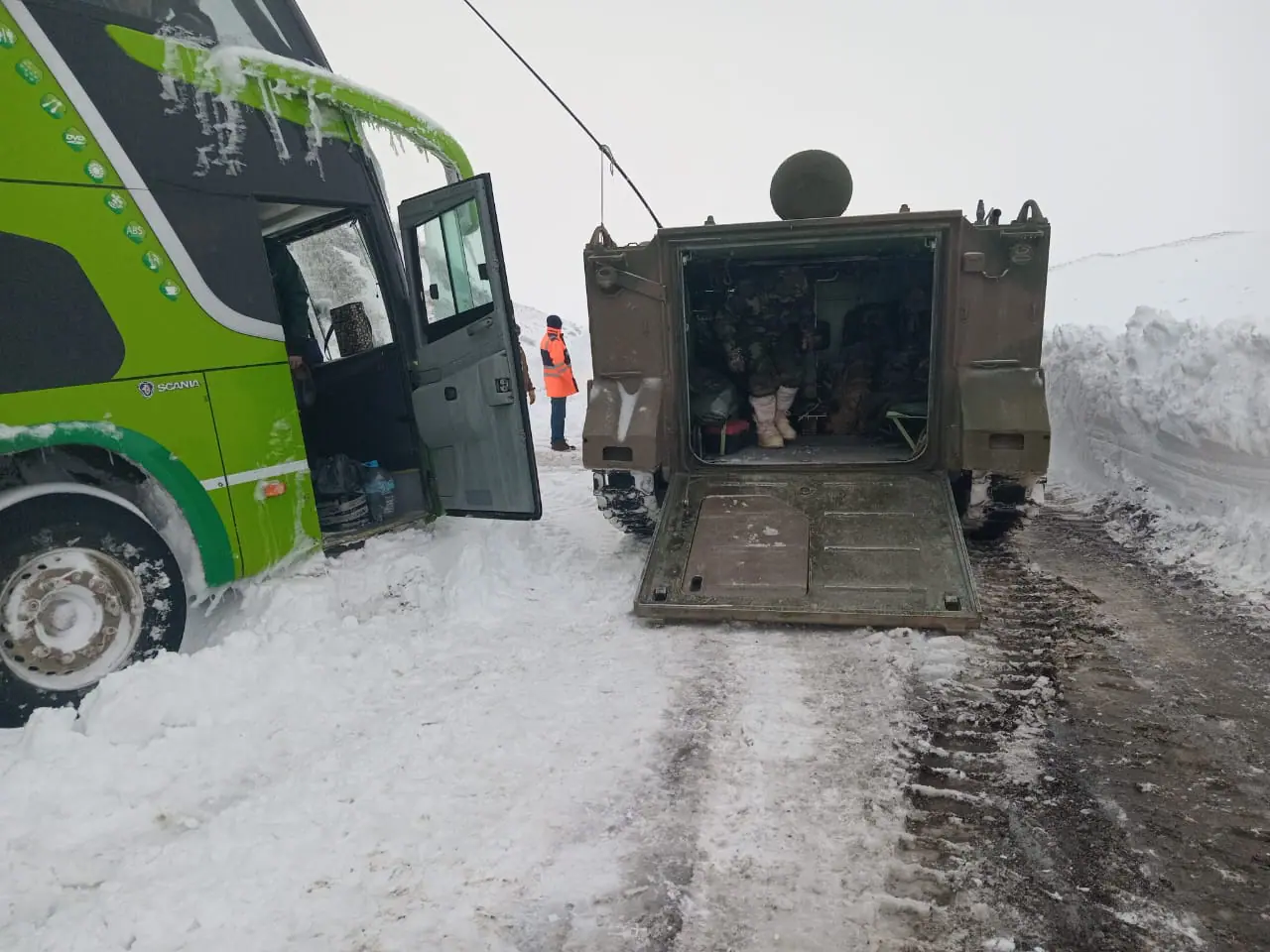 Exército resgata viajantes
