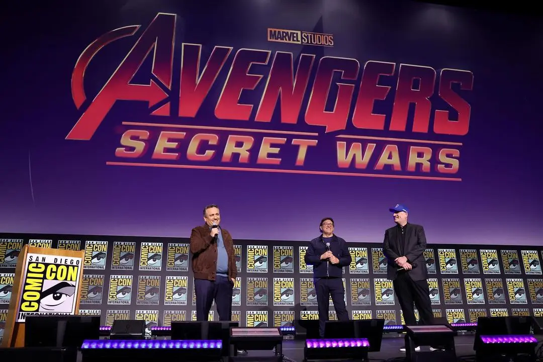 Irmãos Russo e Kevin Feige em anúncio dos Vingadores